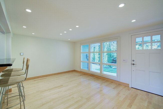 Building Photo - 3bd/2ba Mercer Island Home