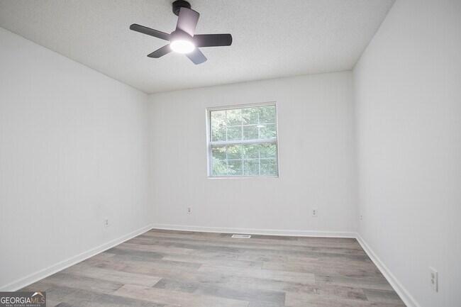 Building Photo - 6712 Lakewood Dr