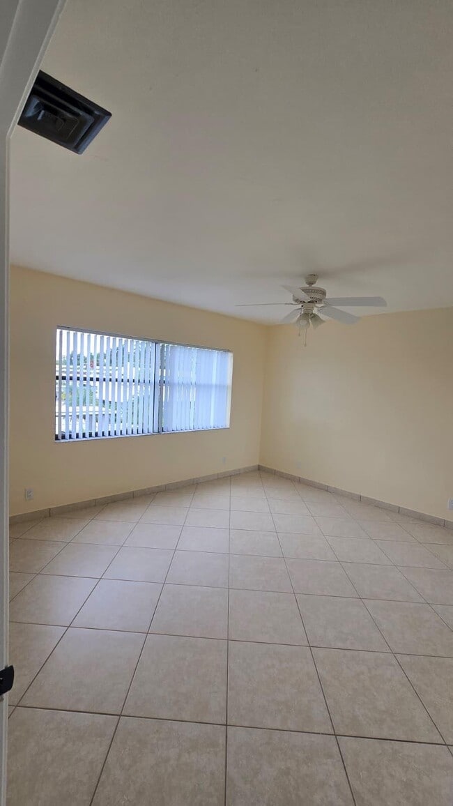 Building Photo - 105 S Riverside Dr