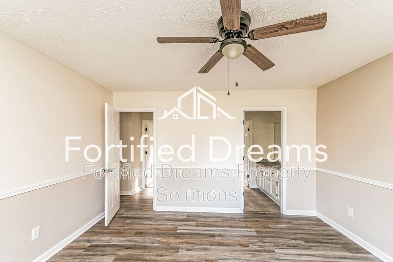 Building Photo - 814 N Greenbriar St