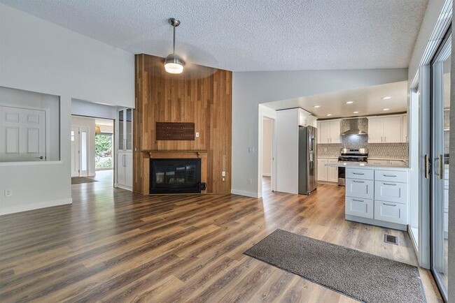 Building Photo - Single Level Ranch Style Home in Singing Woods!