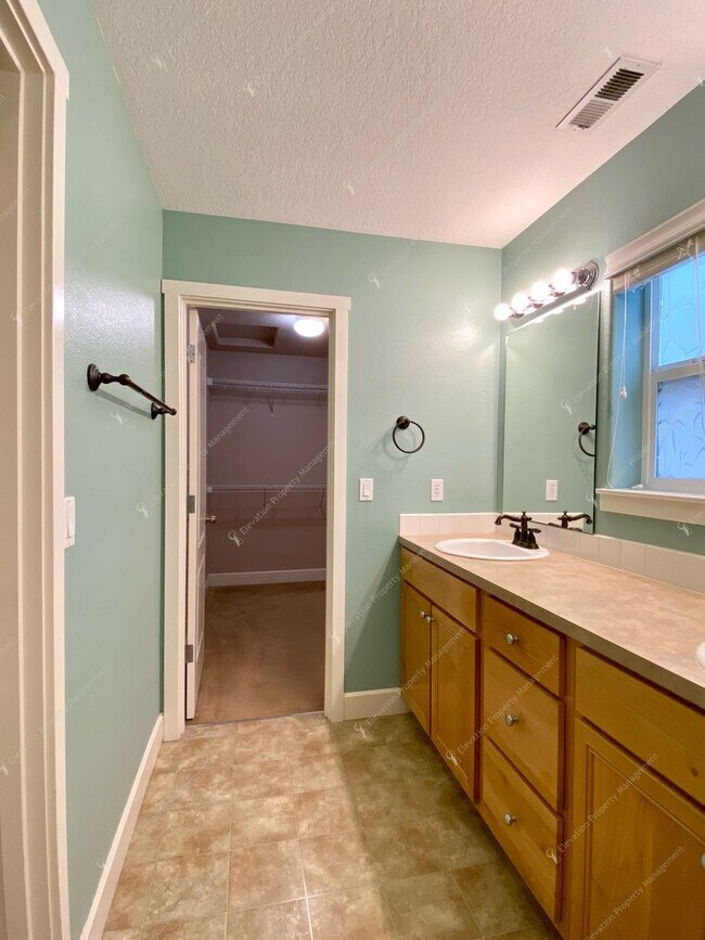 Building Photo - Single-level 3 BR-2BA Home in SE Bend
