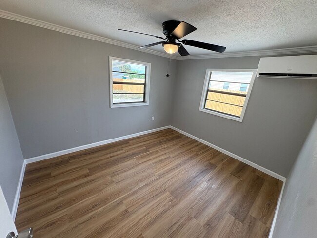 Building Photo - 2 Bed 1 Bath Single Family w/ Fenced Backyard