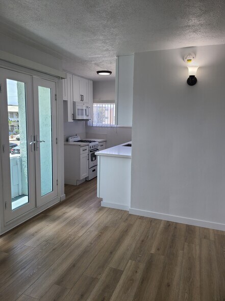 Building Photo - 2026 Hermosa Ave