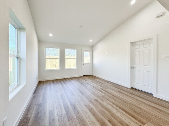 Building Photo - 824 Waxahachie St