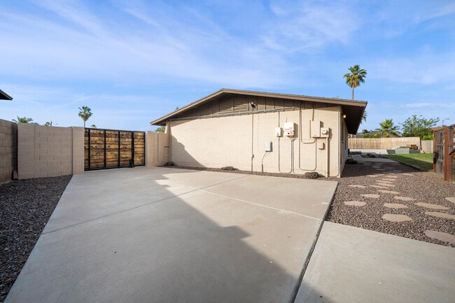 Building Photo - 4515 W Shaw Butte Dr