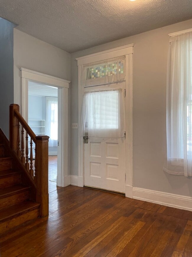 Building Photo - Beautiful 3bedroom 1.5 bath