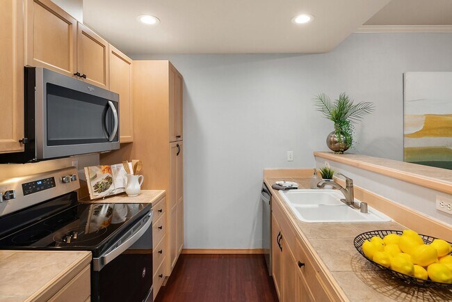 Building Photo - 2bd/2ba Sammamish House