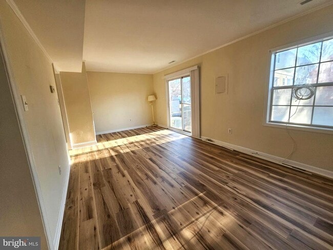 Building Photo - 1819 Picadilly Circus