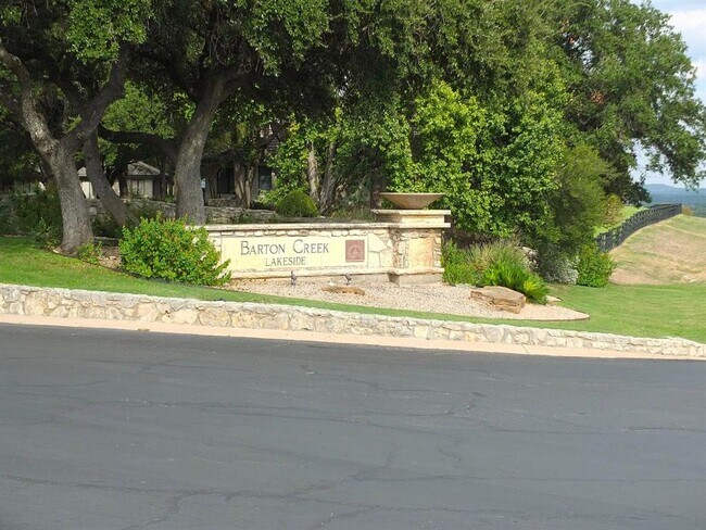 Building Photo - 1713 Clubhouse Hill Dr