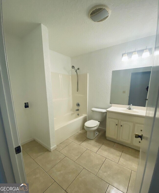 Building Photo - 240 W Dawson Ave