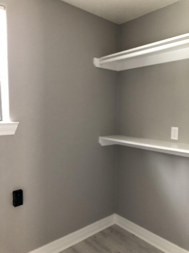 Building Photo - 590 Parks St