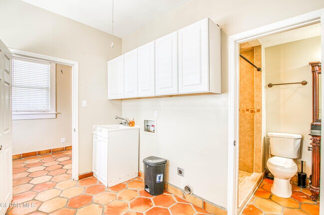 Building Photo - 1701 Elm St