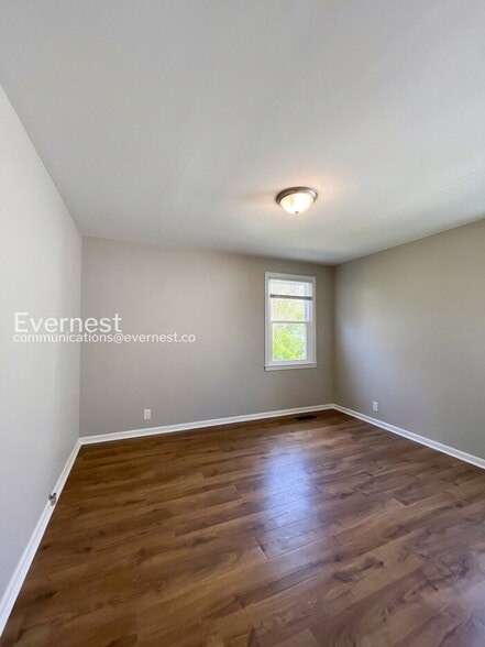 Building Photo - 3233 Southlake Dr