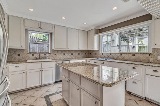Building Photo - 3-BEDROOM IN ALAMO HEIGHTS W/ POOL