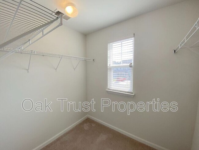 Building Photo - 121 Wild Holly Dr