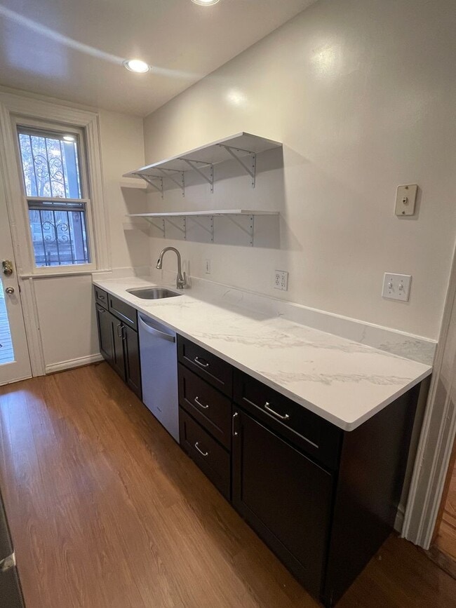 Building Photo - 2 Bedroom/3 level Townhome in Adams Morgan!