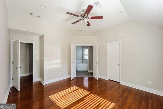 Building Photo - 125 Gleneagles Way
