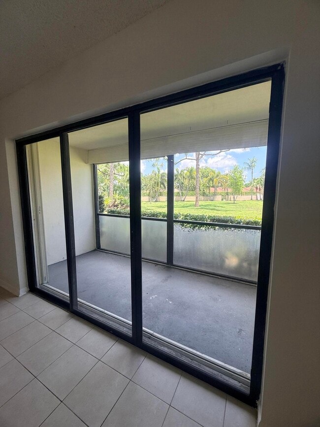 Building Photo - 703 Sunny Pine Way