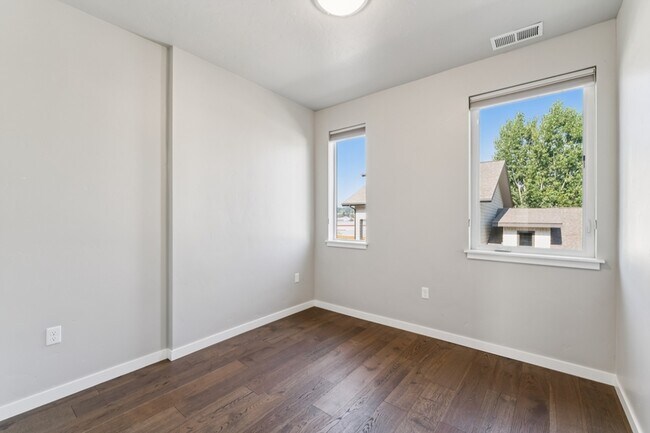 Building Photo - 3520 N Prospect Ln
