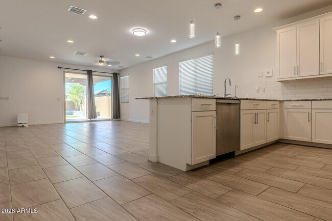 Building Photo - 1548 W Corral Rd