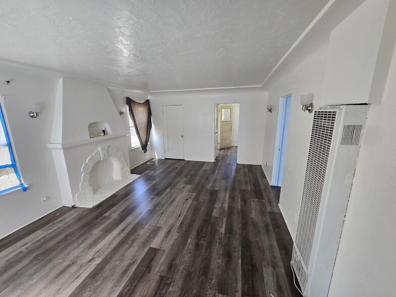 Building Photo - 611 W 85th St