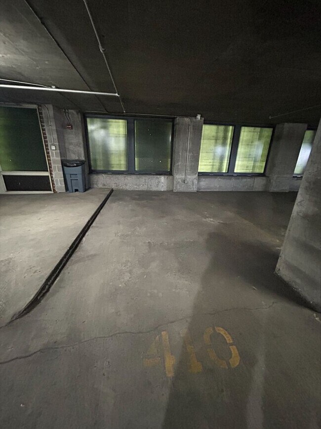 Building Photo - 600N N Kingsbury St