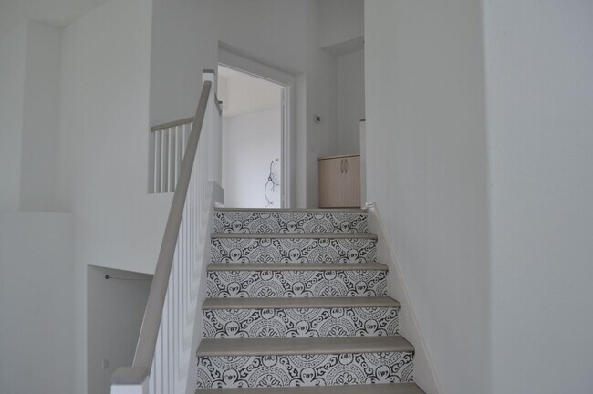 Building Photo - 4BR/3BA EXECUTIVE HOME IN EVER POPULAR RID...