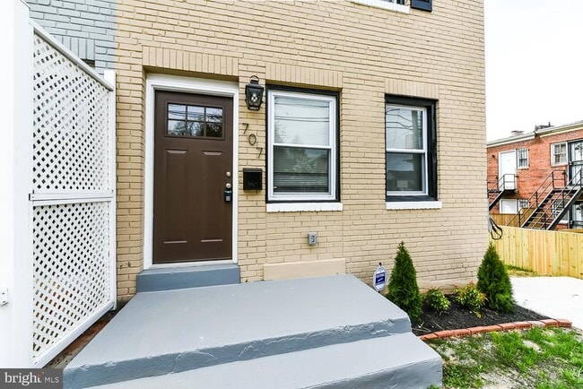 Building Photo - 707 Congress St SE