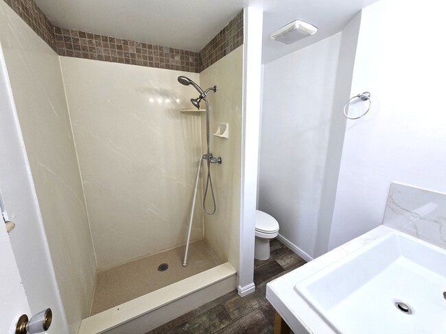 Building Photo - 5 Bedroom Home-Taylorsville