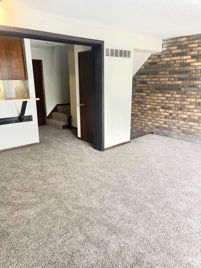 Building Photo - Spacious All Electric Townhome Near Downtown Independence