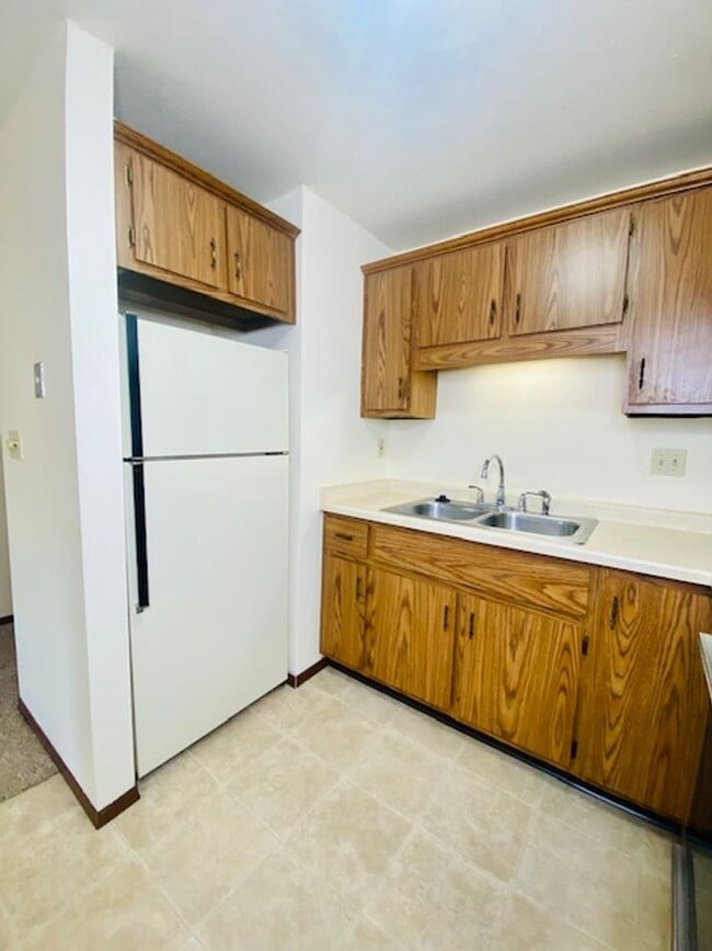 Building Photo - Spacious 1 Bedroom 1 Bath Lower Apartment Available Soon!