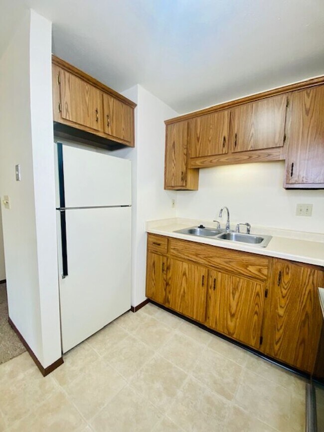 Building Photo - Spacious 1 Bedroom 1 Bath Upper Apartment Available Now!