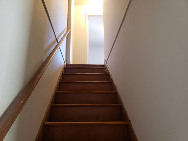 Building Photo - 219 Nichol St