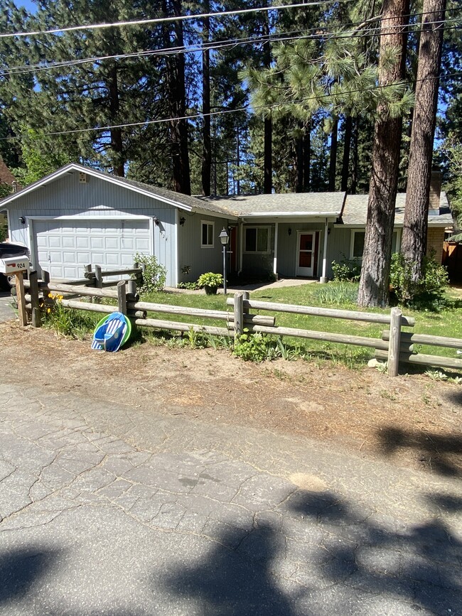Building Photo - 924 Linda Ave