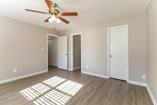 Building Photo - 240 Rosewood Dr