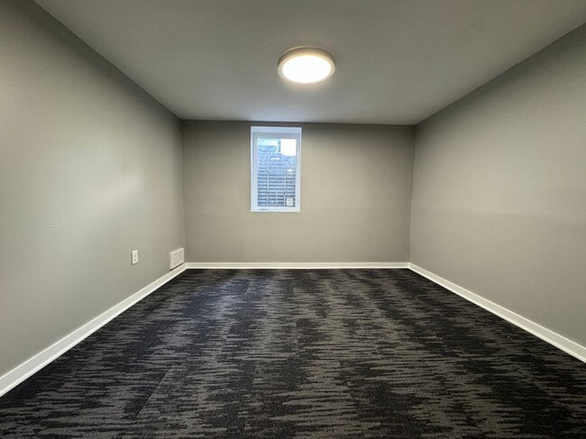 Building Photo - Stunning 5 Bedroom 2 Bathroom Home + Den i...