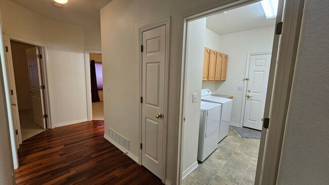 Building Photo - Executive Ranch in the Broadlands