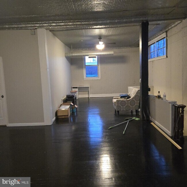 Building Photo - 19 W Main St