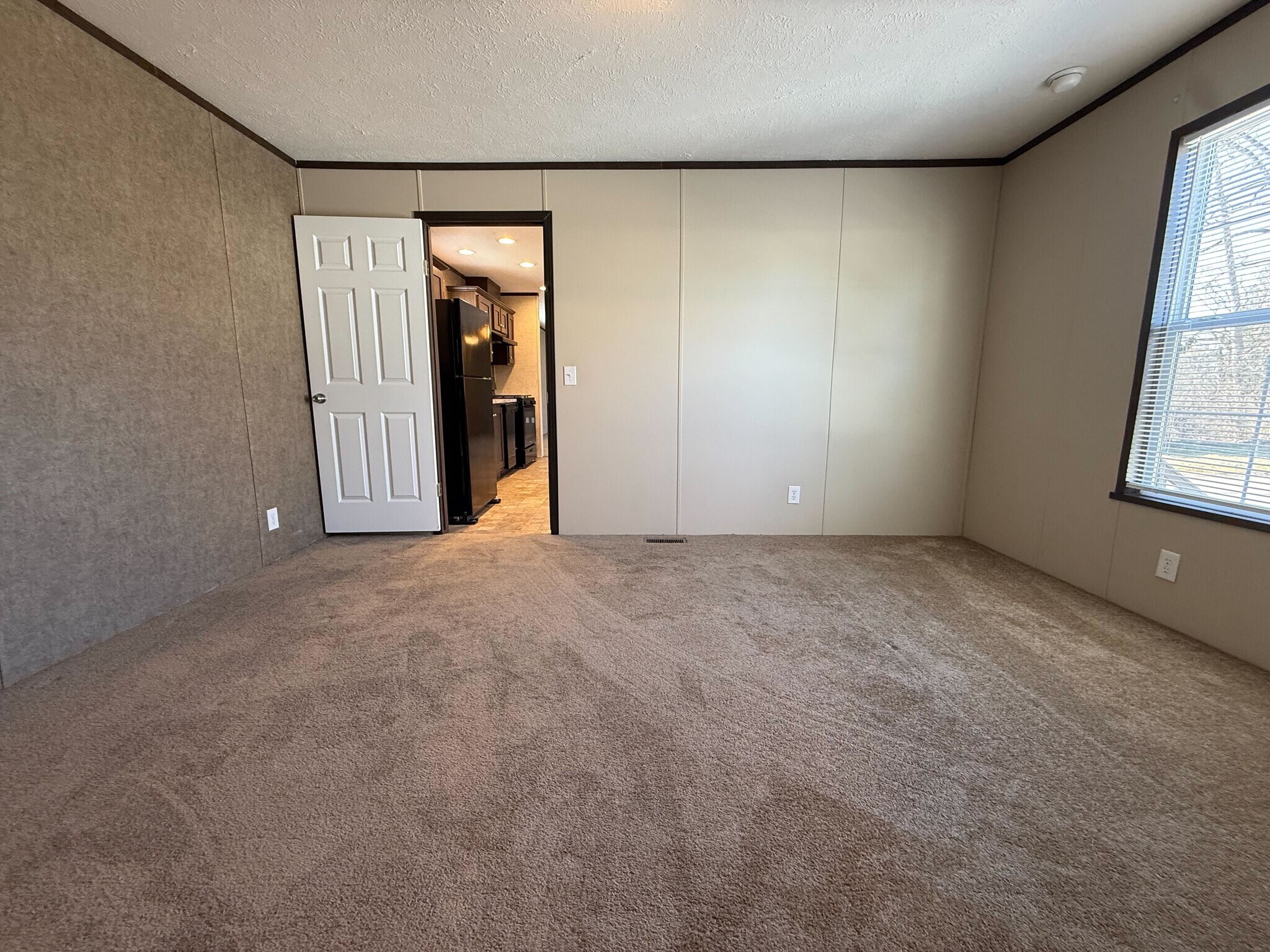 Building Photo - 11975 Creekview Ave