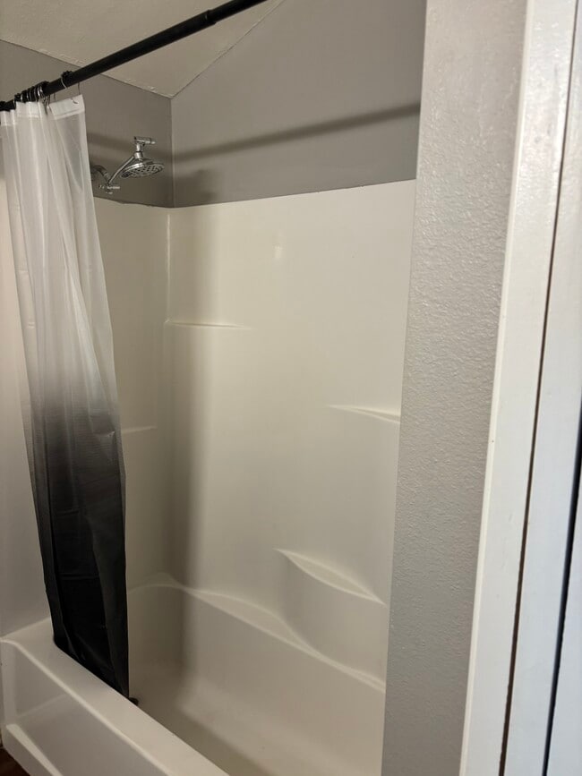 Building Photo - 1042 5th St