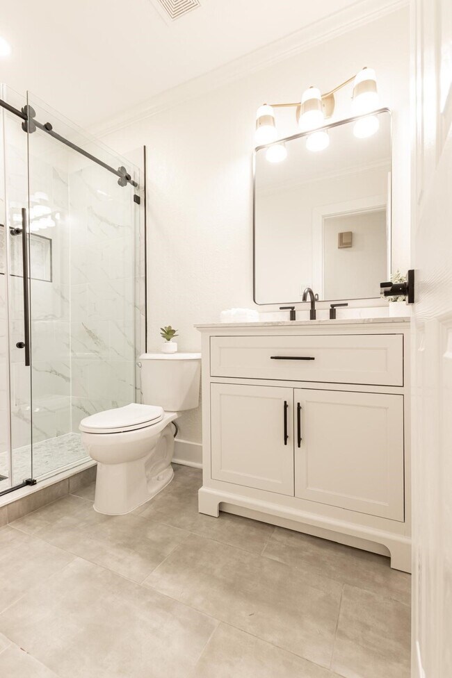 Building Photo - 1102 Ashdale Dr