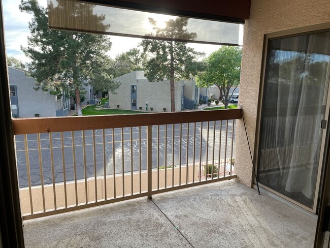 Building Photo - $1,550 2-3 Bedroom For Lease With Community Heated Pool & Spa in 85207!