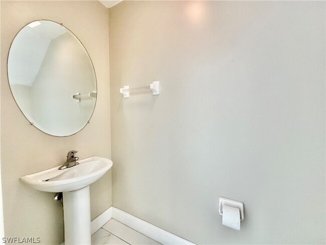 Building Photo - 996 Hampton Cir