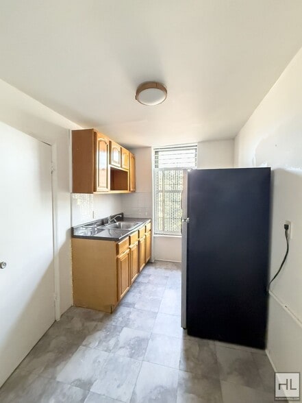 Building Photo - STARR STREET / Spacious Bushwick 2-Bed 1-Bath / Amazing Location