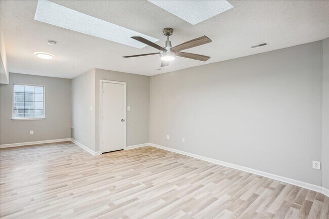 Building Photo - Great 3+2+ Loft in Germantown!