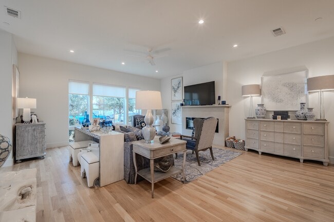 Building Photo - Open Concept custom build by Hudson Co in Highland Park!