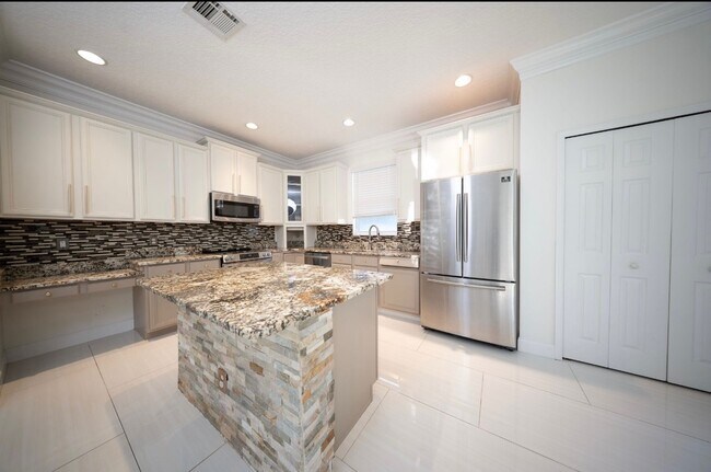 Building Photo - 5456 Los Palma Vista Dr