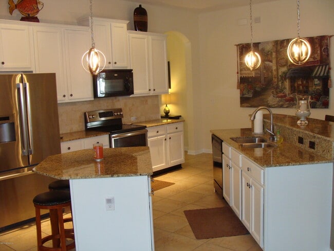 Building Photo - 660 Porta Rosa Circle