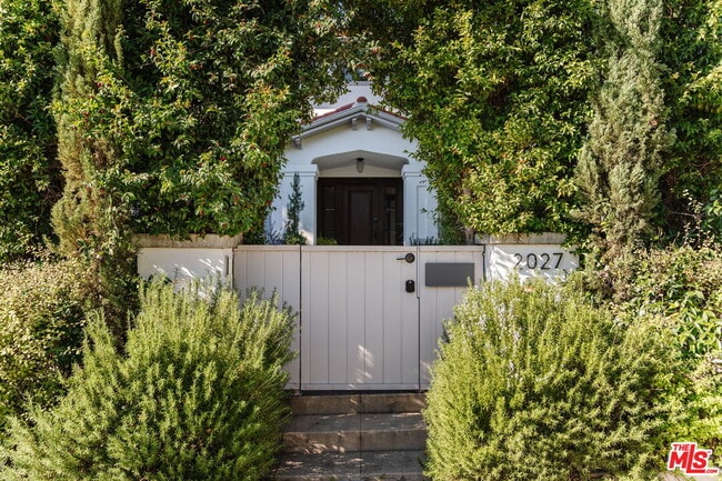 Building Photo - 2027 Canyon Dr